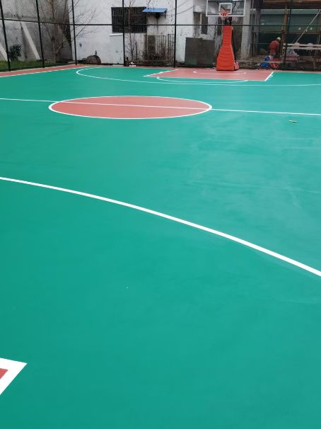 小金 球场长期使用易出现地面开裂